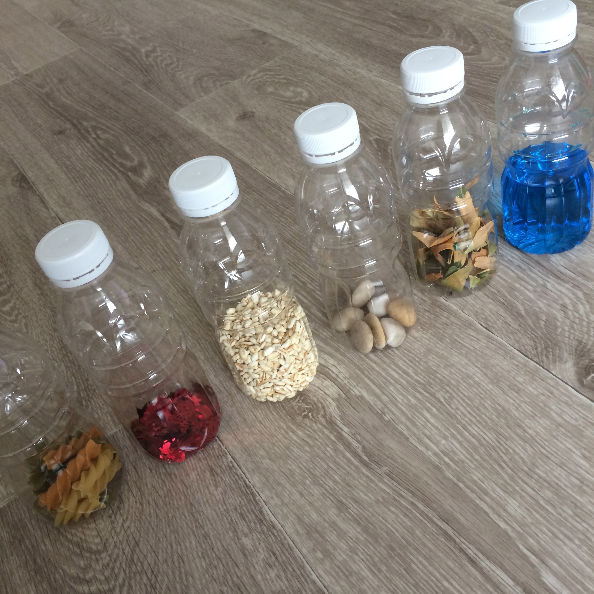 Activités d'éveil Montessori: créer des bouteilles sensorielles